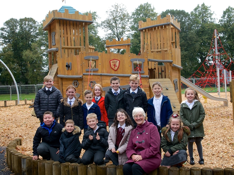 Brand new play area opens in Robertson Park