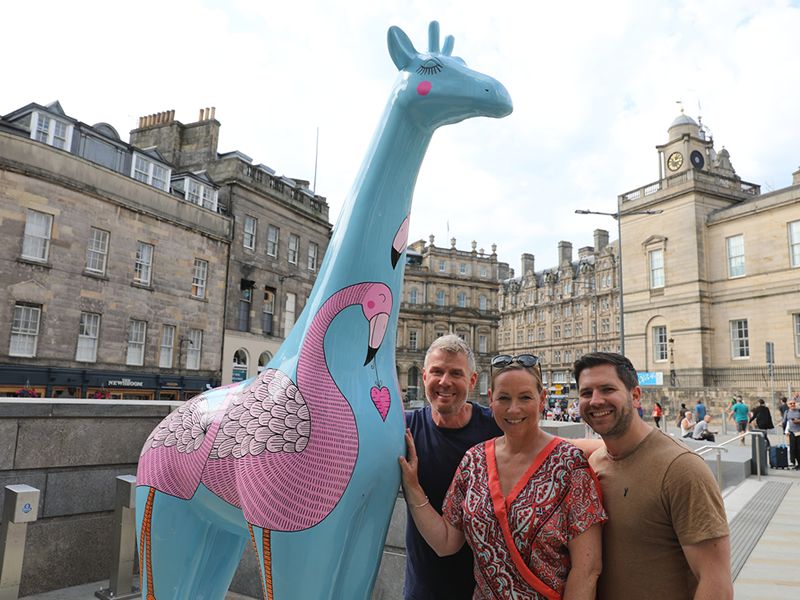 Boogie, Arlene and Marty from Forth 1 meet Giraffe About Town Skinny Malinky Long Legs