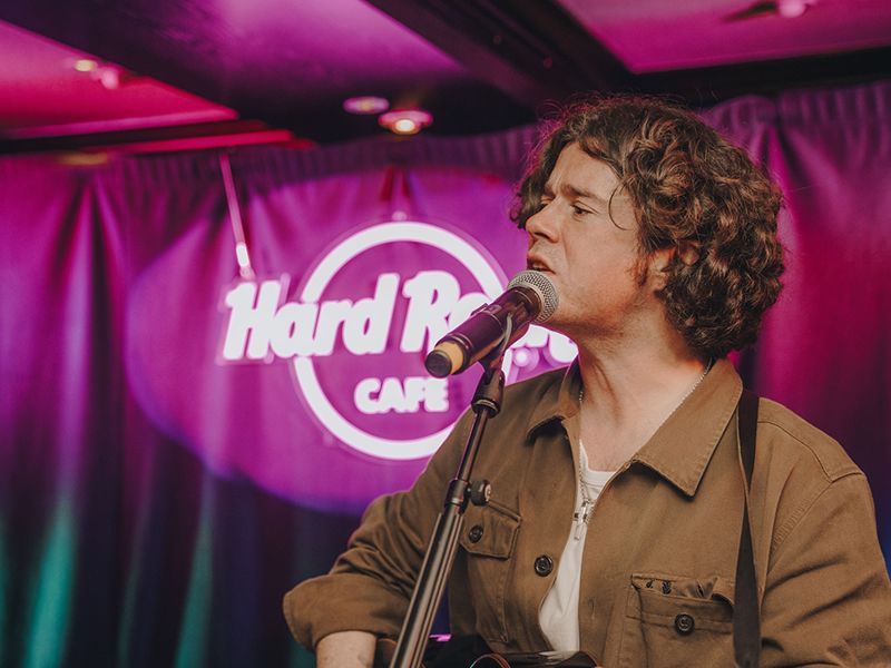 Kyle Falconer gives intimate gig to celebrate 25 years of Hard Rock Cafe Edinburgh