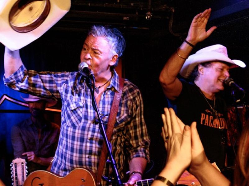 Los Pacaminos feat. Paul Young