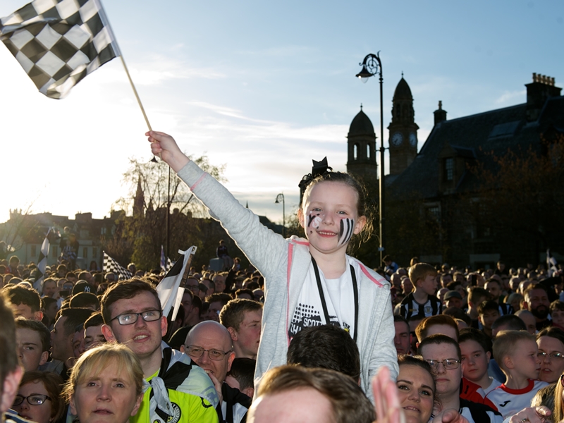 Thousands turn out for St Mirren league trophy parade