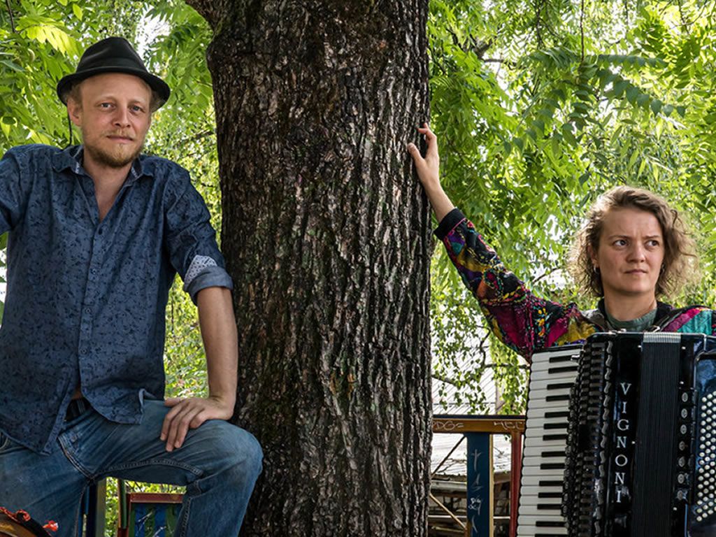 Hannah James & Toby Kuhn