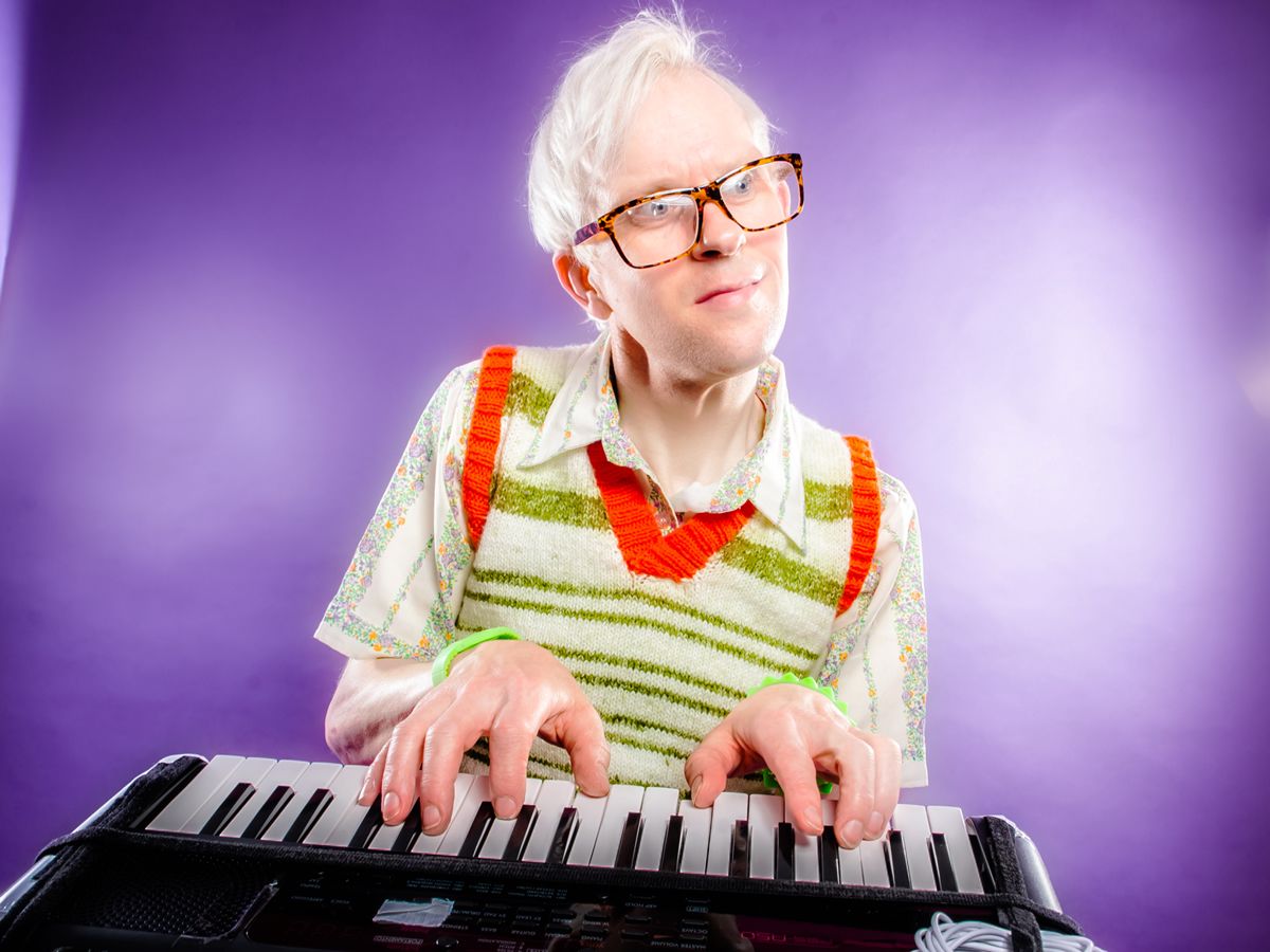 Robert White: ‘THAT’ Gay Autistic Keyboard Tanktop Comedy Guy!