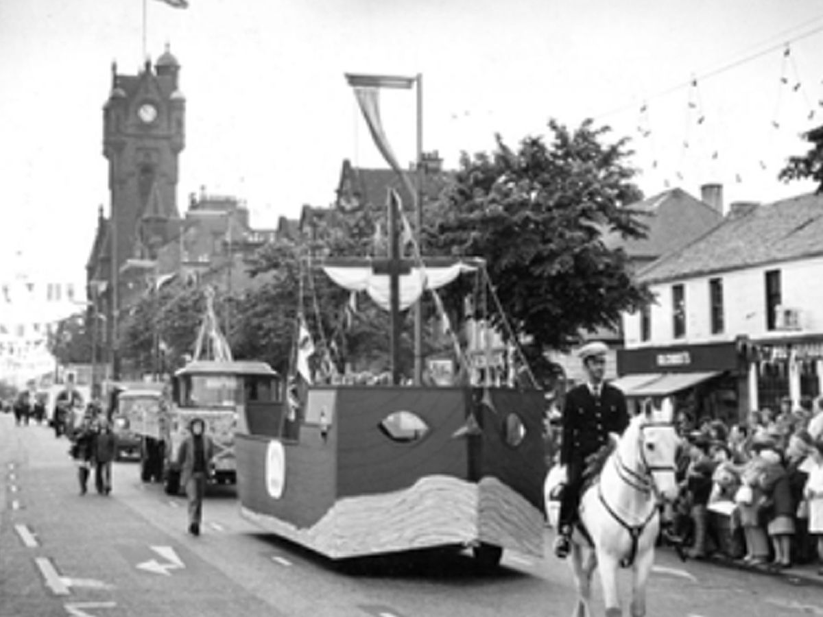Rutherglen 900: Striding the Streets