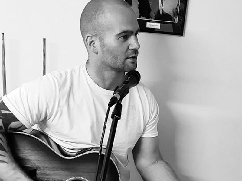 Live Music Session with Ian Whitfield