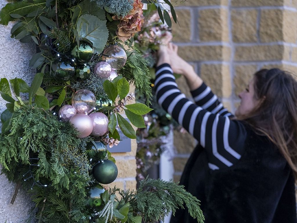 Barratt Developments teams up with Dobbies Garden Centres to create sustainable festive front door display