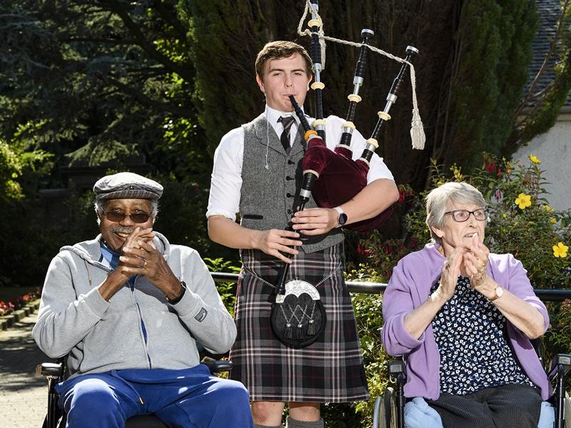 Edinburgh piper fills the walls of care home with Scottish tunes