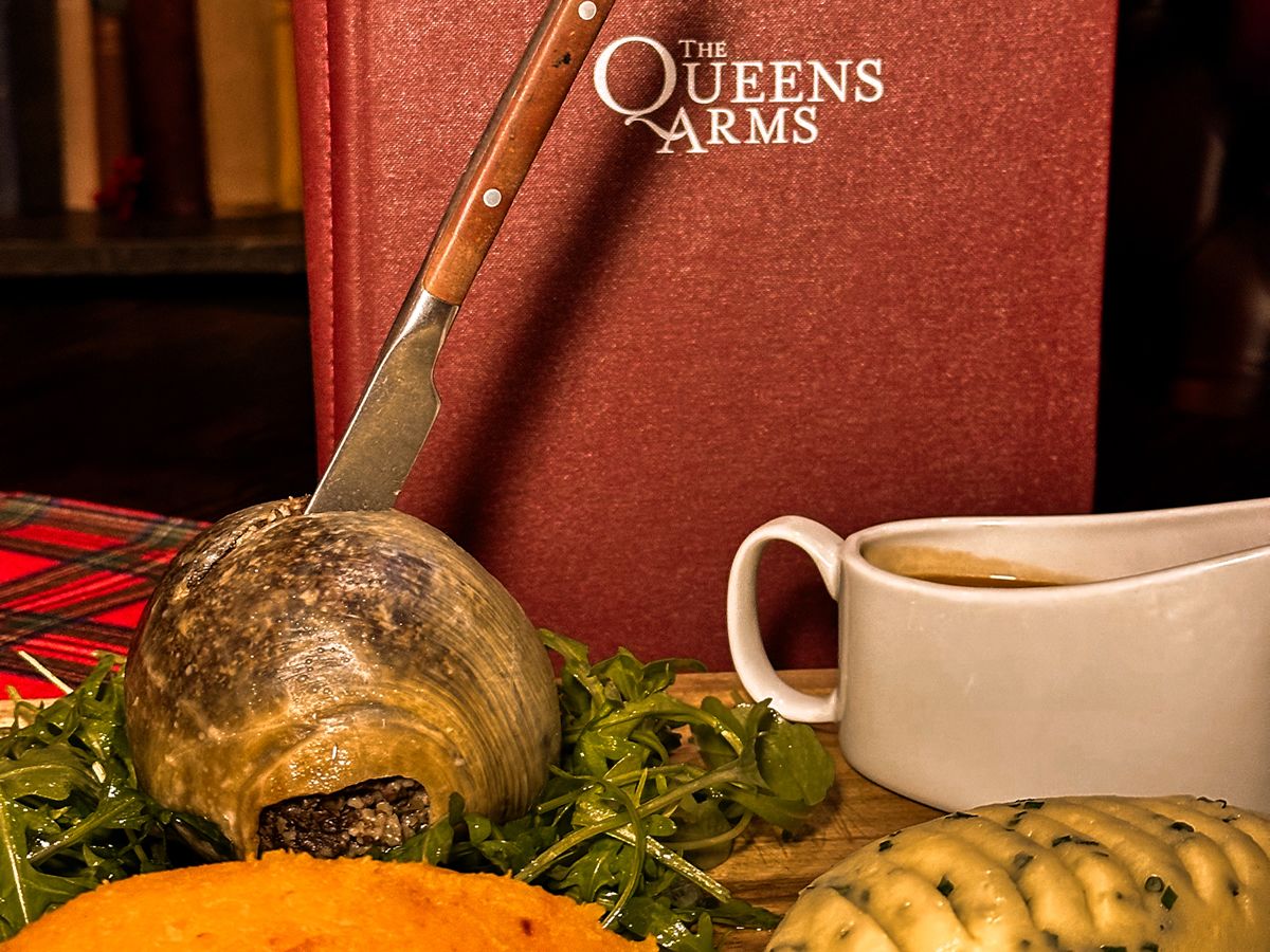 Edinburgh pub serves up ultimate Burns Night Stab a Haggis experience