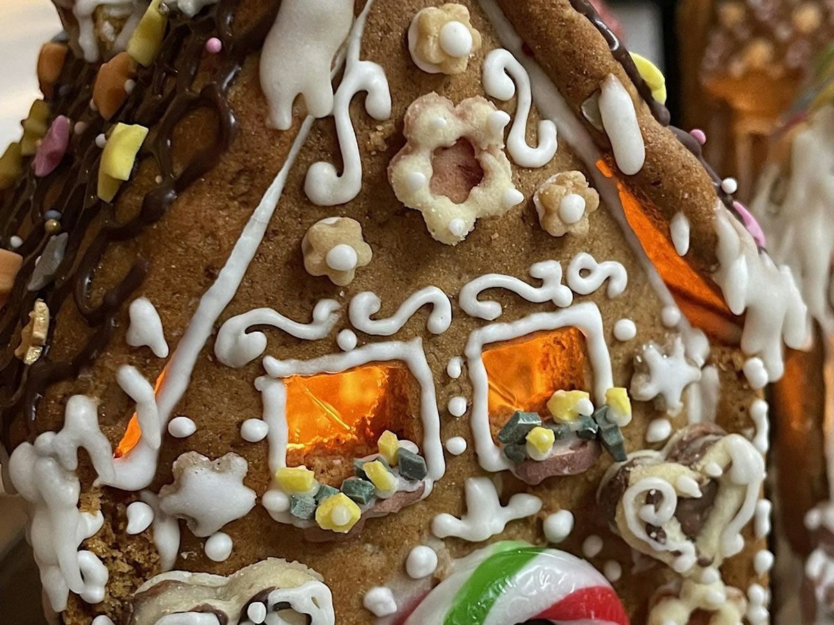 December Spice: Foraged Spices and Gingerbread Cottages