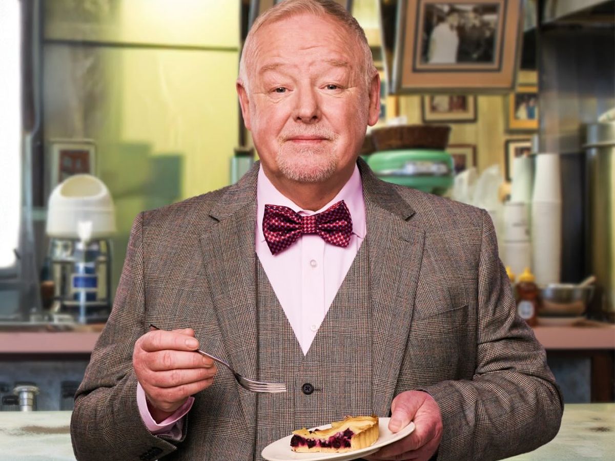Legendary entertainer Les Dennis joins the cast of Waitress
