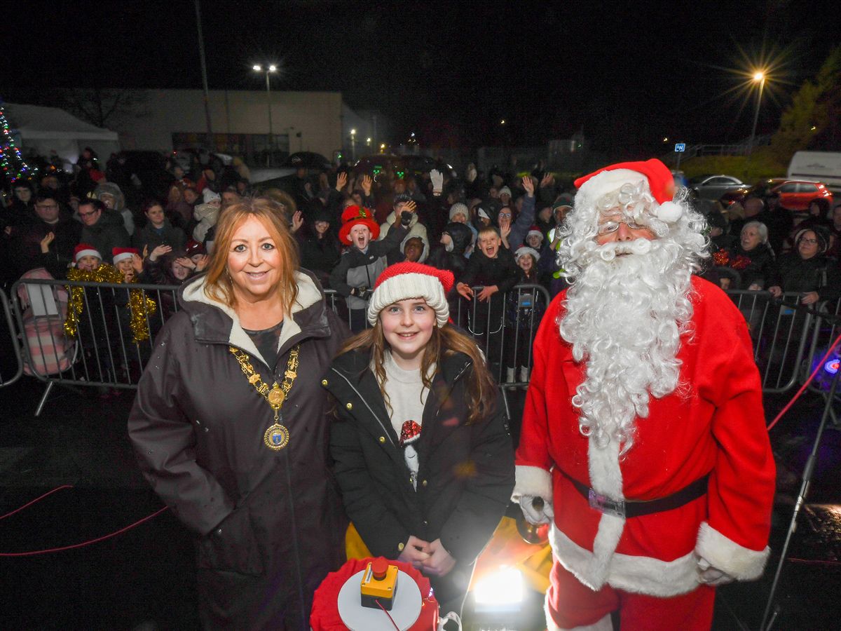 Erskine lights up for Christmas