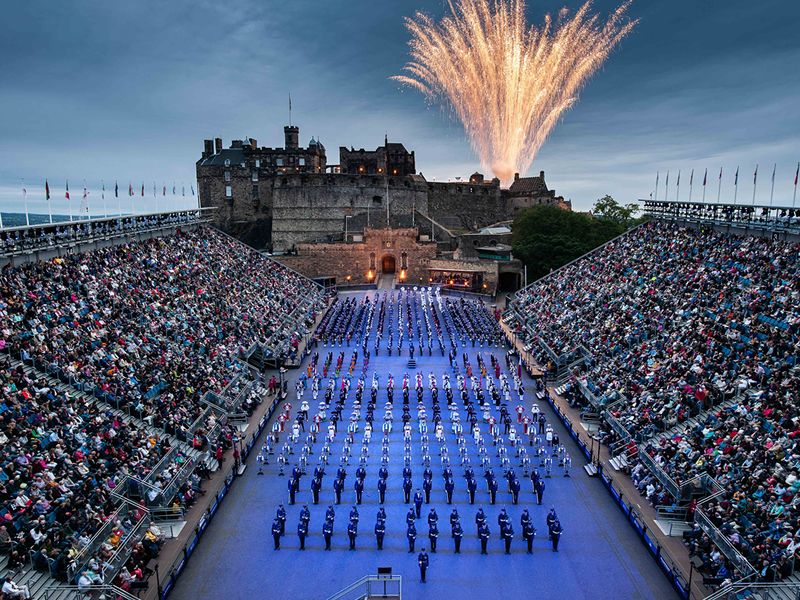 Xem trước giá rẻ nửa giá của Lễ hội quân sự Hoàng gia Edinburgh, bạn sẽ được thưởng thức những bài hát kinh điển, những phần trình diễn tuyệt vời và những màn pháo hoa xuất sắc, tất cả trong tư thế tối ưu với mức giá tuyệt vời.