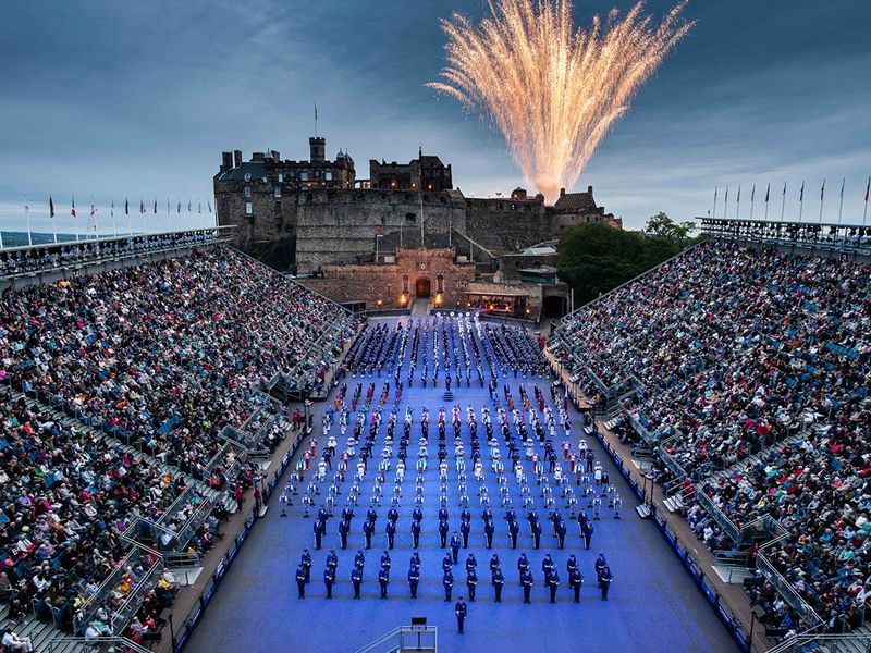 Edinburgh Tattoo đang có chương trình giảm giá cực kỳ hấp dẫn! Chỉ với một nửa giá vé, bạn đã có thể xem trước các màn biểu diễn tuyệt đỉnh trong chương trình của họ. Đừng bỏ lỡ cơ hội này để trải nghiệm ngay nhé!