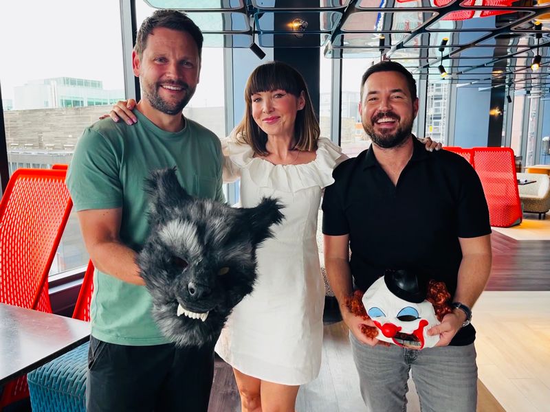 Scottish stars stop by Vega for chicken wings and a ride in the famous disco lift