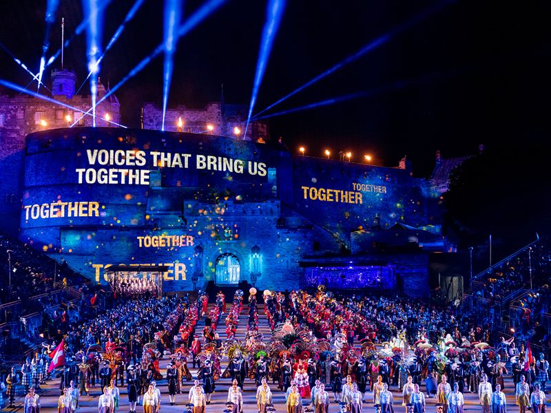 Lễ hội Royal Edinburgh Military Tattoo 2024 sắp diễn ra tại Scotland. Đây là một trong những lễ hội nghệ thuật đình đám nhất thế giới với không khí trang trọng và tuyệt vời. Đặt vé của bạn để tham gia một đêm diễn đầy ấn tượng và nhớ đeo tai nghe để không bỏ lỡ bất kỳ điều gì.